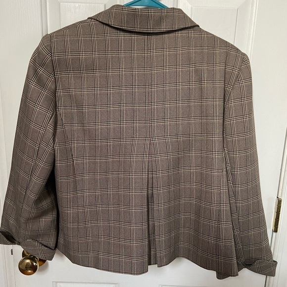 Giorgio Sant’ Angelo Skirt Suit. Size 12. 3/4 length sleeve. Attached belt - Picture 5 of 6